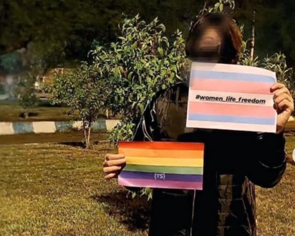 معترضان بازهم پرچمهای کوییر و ترنس را در خیابانهای ایران بالا بردند