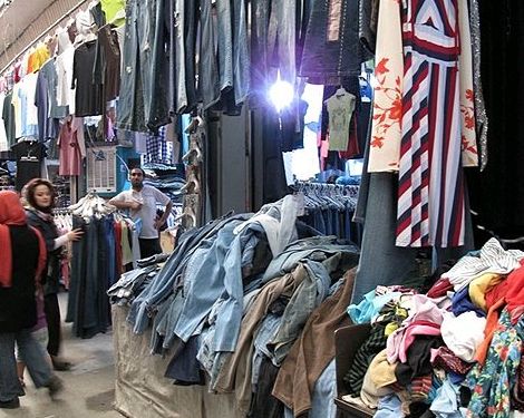 الفقر يجبر الإيرانيين على شراء الملابس المستعملة.. ومخاوف من "عواقب صحية"