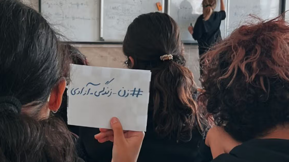 صحيفة إيرانية: تجمعات مؤيدي قانون "الحجاب الإجباري" تؤدي إلى "إثارة الفوضى"