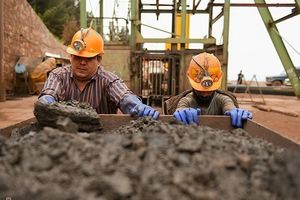 روزنامه صمت: همه موتورهای رشد اقتصاد ایران از کار افتادهاند