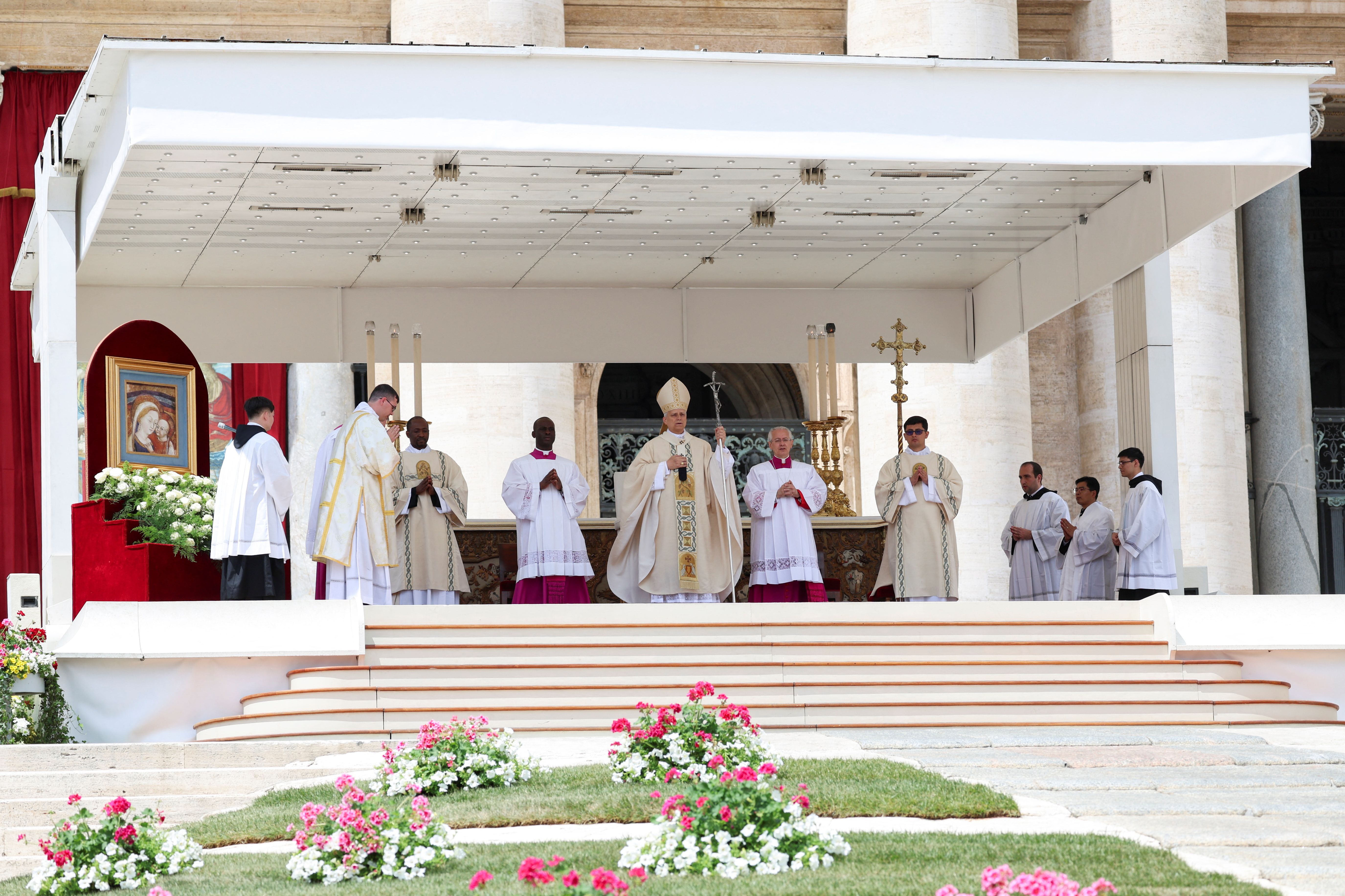 بازگشت واتیکان به سنت؛ پاپ لئو با دلجویی از محافظه‌کاران، رسما کار خود را آغاز کرد