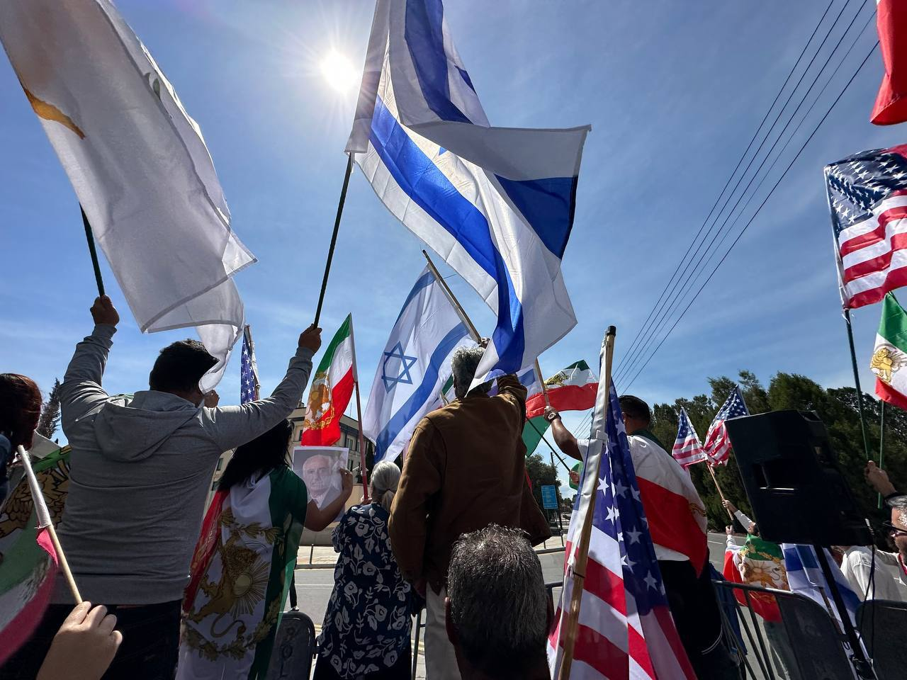 حامیان شاهزاده رضا پهلوی در نقاط مختلف جهان، مقابل اماکن دیپلماتیک آمریکا تجمع کردند