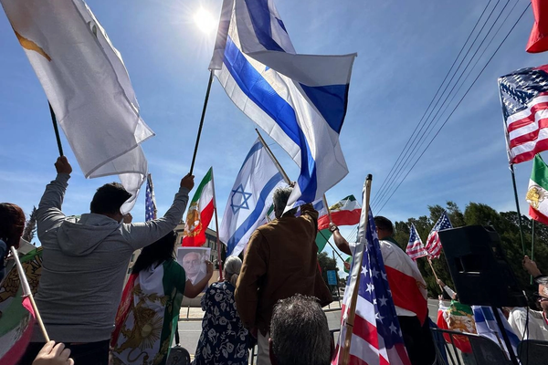 حامیان شاهزاده رضا پهلوی در نقاط مختلف جهان، مقابل اماکن دیپلماتیک آمریکا تجمع کردند