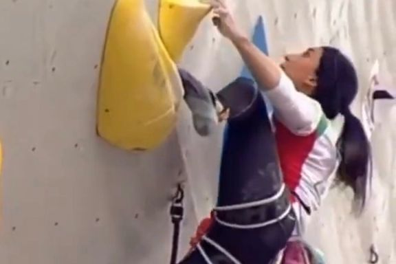 Video grab of Elnaz Rekabi in the climbing finals in South Korea on October 16, 2022