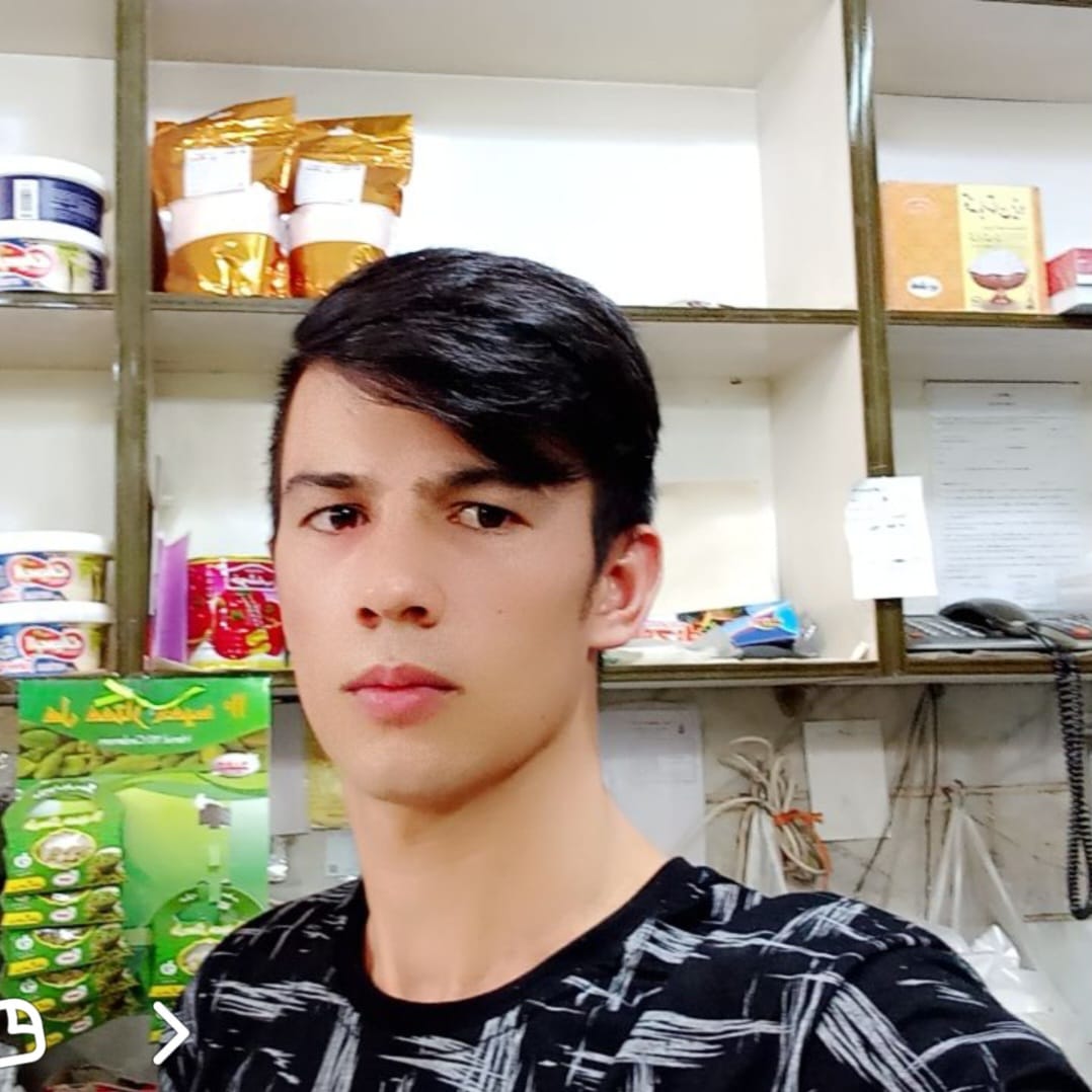 تصویری از الیاس محمدی در خواروبارفروشی