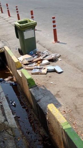 کارگران منطقه ویژه پارس برای اعتراض غذایشان را مقابل دفتر کارفرما گذاشتند