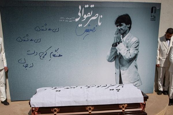 پیکر ناصر تقوایی همراه با کف زدن و خوانده شدن سرود «ای ایران» تشییع شد