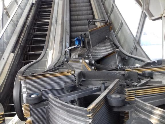 سازمان زیباسازی شهر تهران: ۹۰ درصد پلهبرقیهای پلهای هوایی تهران خاموشاند