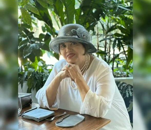 سیمین غانم، خواننده، خواستار رفع محدودیت‌های زنان هنرمند در ایران شد