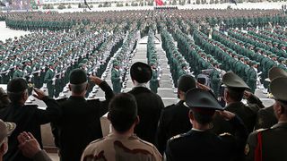 45 عامًا من القمع والحرب والقتل.. الإيرانيون يئنون تحت وطأة أزمات "الجمهورية الإسلامية"