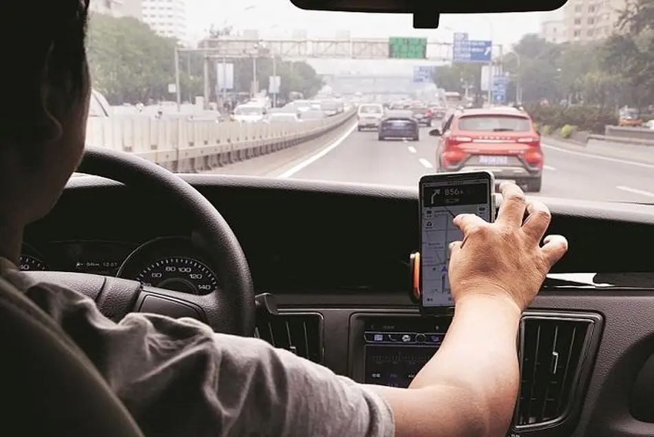 روزنامه اعتماد: رانندگان تاكسی‌های اینترنتی ۲۰ روزِ ماه را در خودروهای خود زندگی می‌كنند