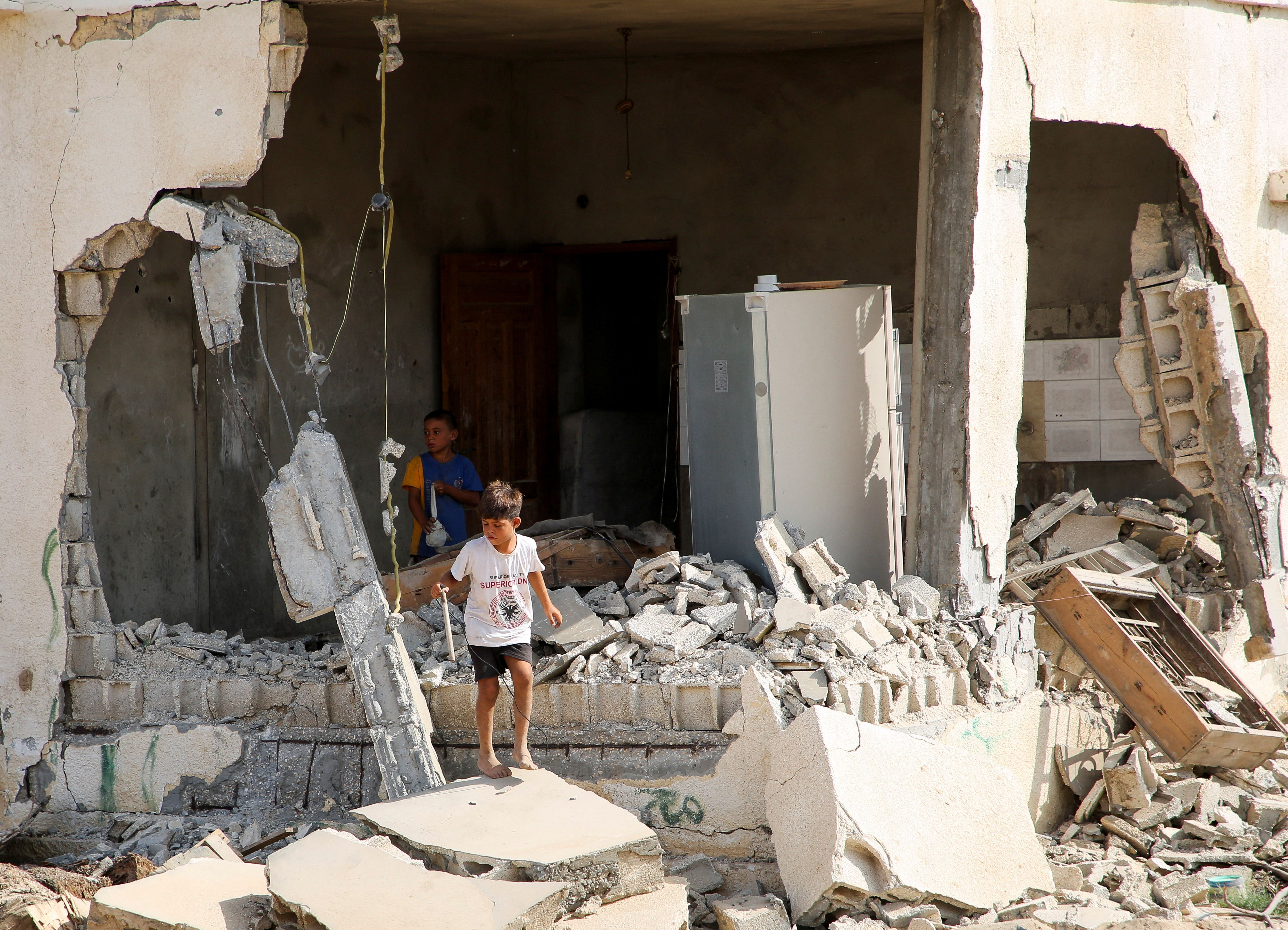 ویرانه‌های به‌جا مانده از درگیری‌ها در خان یونس، جنوب نوار غزه، ۹ شهریور