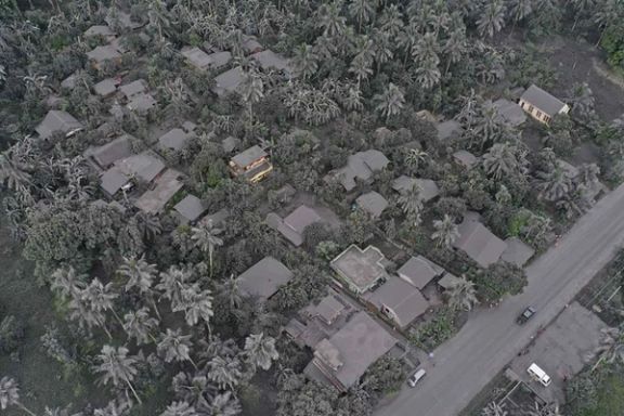 فعال شدن یک آتشفشان در شرق فیلیپین تودهای از خاکستر را روی یک شهر پراکند