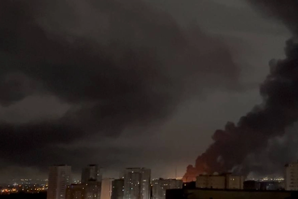 گزارشها از قطع برق در برخی مناطق تهران در پی انفجارهای شدید در پایتخت و کرج در شامگاه پنجشنبه