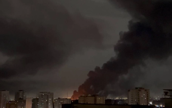 گزارشها از قطع برق در برخی مناطق تهران در پی انفجارهای شدید در پایتخت و کرج در شامگاه پنجشنبه