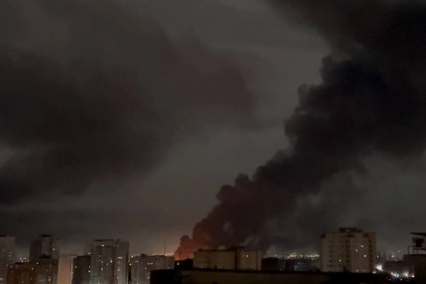 گزارشها از قطع برق در برخی مناطق تهران در پی انفجارهای شدید در پایتخت و کرج در شامگاه پنجشنبه