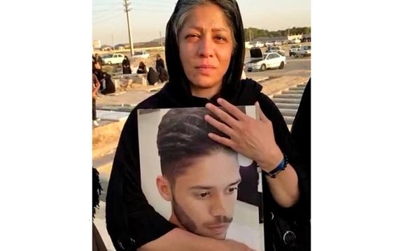 مادر پژمان قلیپور، معترض کشتهشده در آبان ۹۸: پژمانم گفت بردگی بسه و رفت تا بردگی نکنه