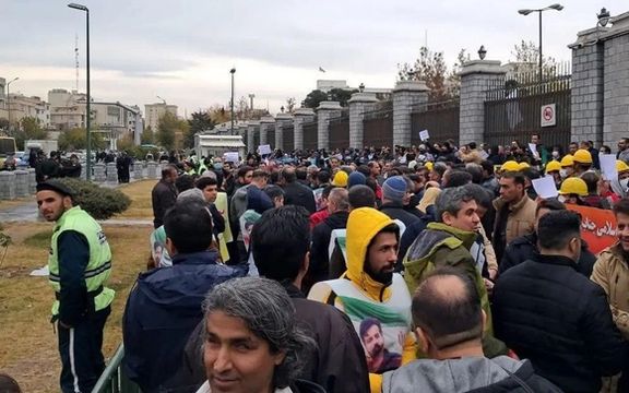 کارکنان بهزیستی و کارگران پیمانکاری صنعت نفت و گاز و برق مقابل مجلس تجمع کردند