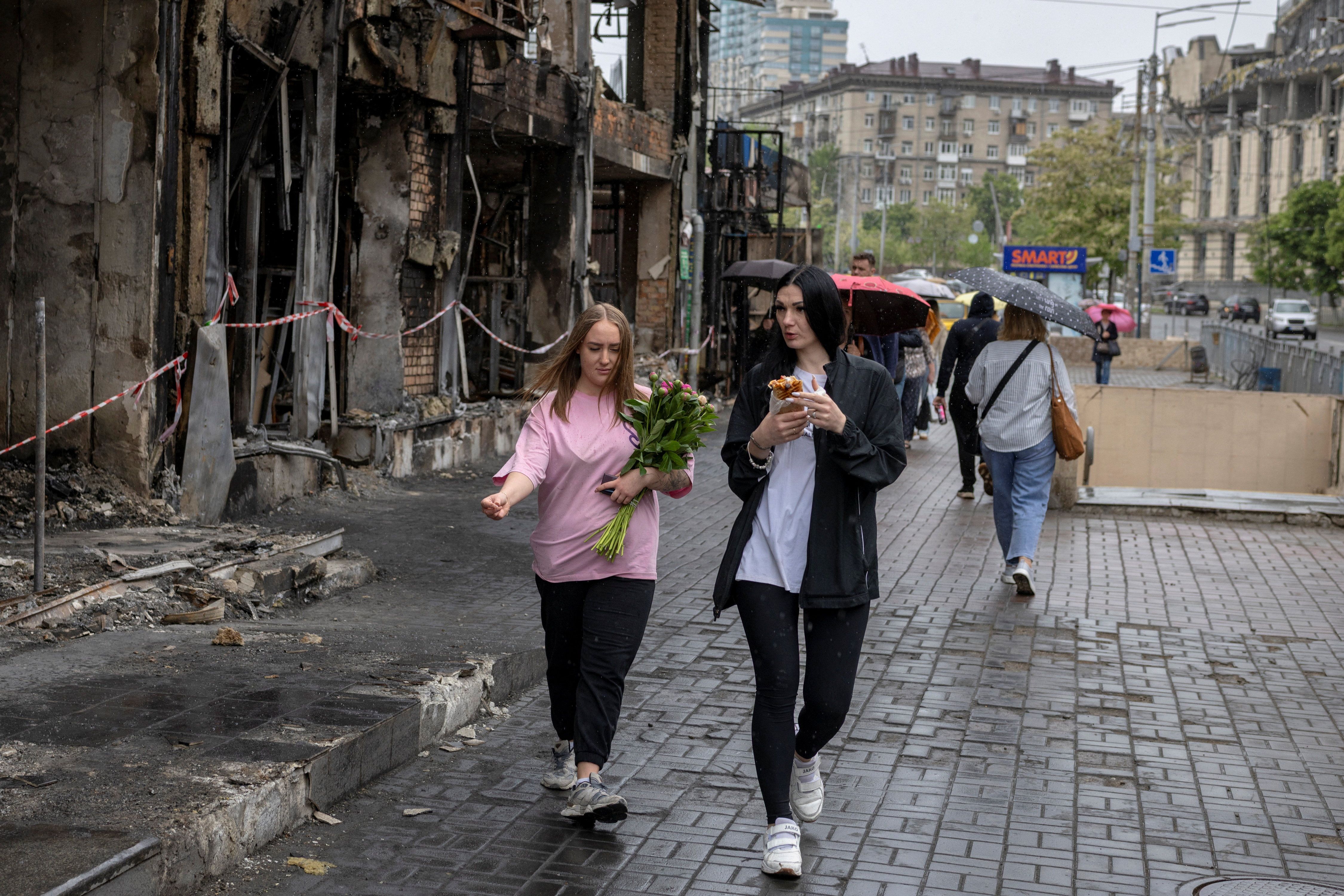 بقایای حملات موشکی و پهپادی روسیه به شهر کی‌یف، اوکراین، ۲۷ مه ۲۰۲۶ - رویترز