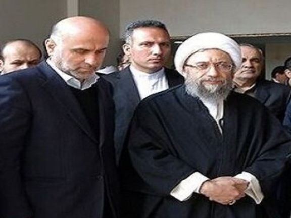 پیش از آنکه علی لاریجانی در انتخابات سال ۱۴۰۰ رد صلاحیت شود، در دوره ریاست ابراهیم رئیسی در قوه قضاییه، برگزاری دادگاههای علنی معاون صادق لاریجانی در زمان تصدی، به نوعی حمله به صادق تعبیر شد. بعدها اکبر طبری فاش کرد او را وقتی مهمان صادق لاریجانی بوده بازداشت کردهاند