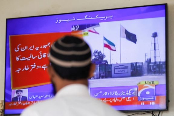 A man looks at a television screen after the Pakistani foreign ministry said the country conducted strikes inside Iran targeting separatist militants, two days after Tehran said it attacked Israel-linked militant bases inside Pakistani territory, in Karachi, Pakistan January 18, 2024.