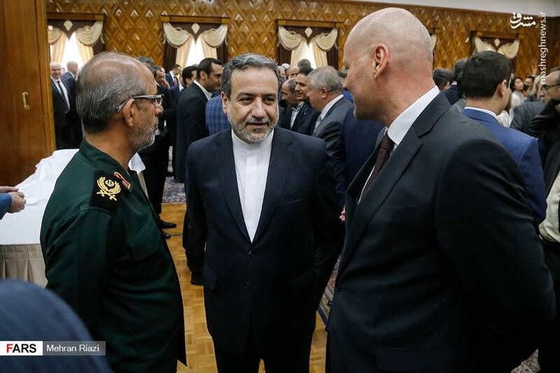 Former deputy Foreign Minister Abbas Araghchi (center)