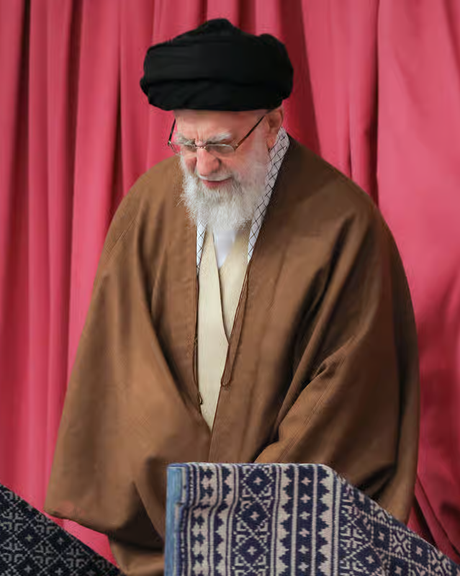 نجل مستشار المرشد الإيراني: لن نغلق مضيق هرمز إلا عندما نكون على وشك السقوط