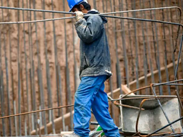 بمناسبة يوم العمال.. سجناء إيرانيون: موائد الطبقة العاملة تتقلص كل يوم