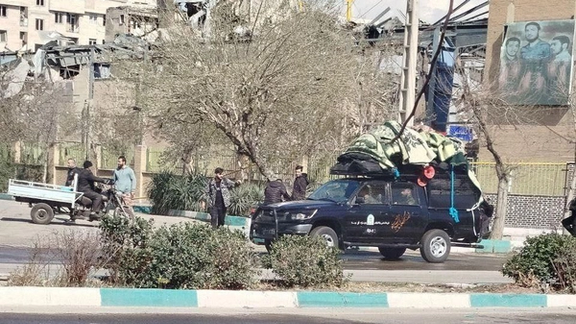 انتقال پتو و تجهیزات به نیروهای سرکوب