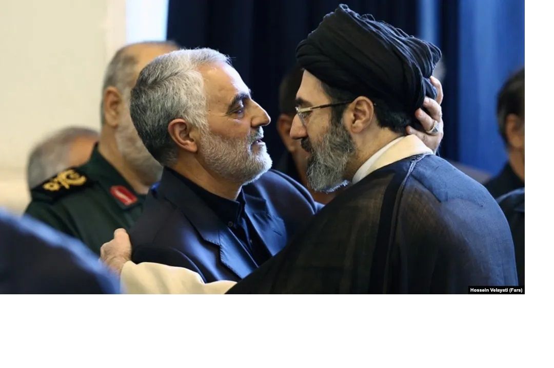 Ghassem Soleimani (Left) with Mojtaba Khamenei - File photo