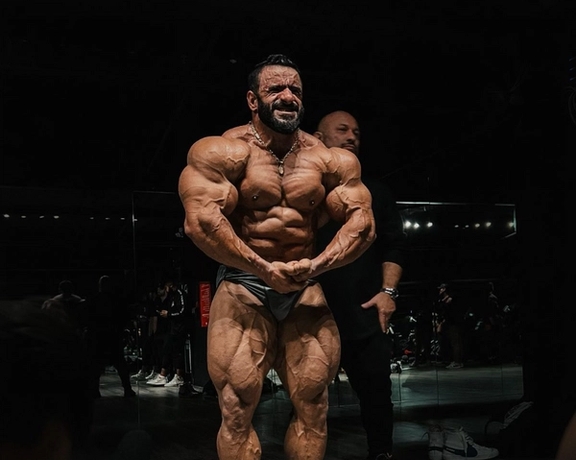 گرگ پارسی آماده دفاع از قهرمانی؛ هادی چوپان به فینال مسترالمپیا رسید