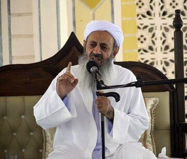 زعيم أهل السنة في إيران ينتقد أزمات الدواء والمياه والبيئة.. وسط أجواء أمنية في زاهدان