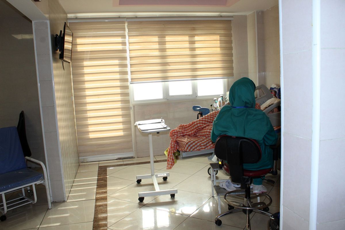 طبيبة إيرانية: النساء يواجهن مخاطر صحية بسبب ارتفاع تكاليف الرعاية والعلاج