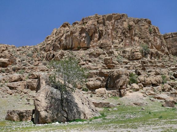 تخریب کوه رحمت تختجمشید از سوی شهرداری مرودشت ادامه دارد