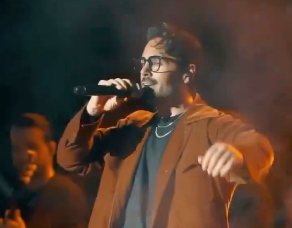 القضاء الإيراني يتخذ إجراءات ضد منظمي حفل غنائي في طهران لإرضاء المتشددين