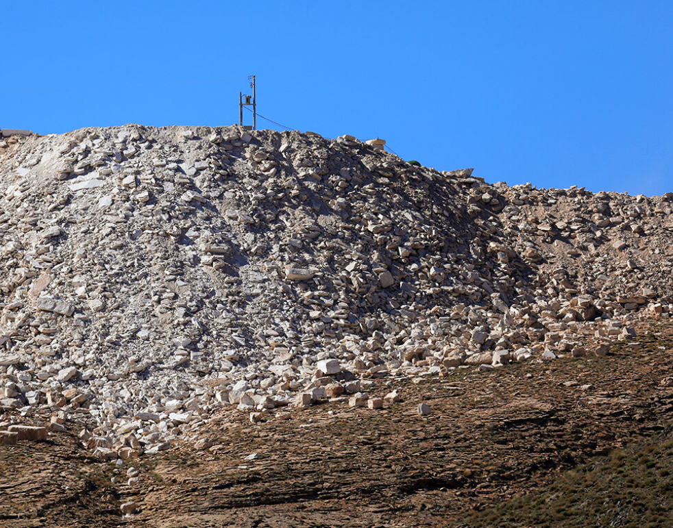 ادامه ریزش معادن در ایران و گزارش‌های متناقض از حادثه در جاده چالوس