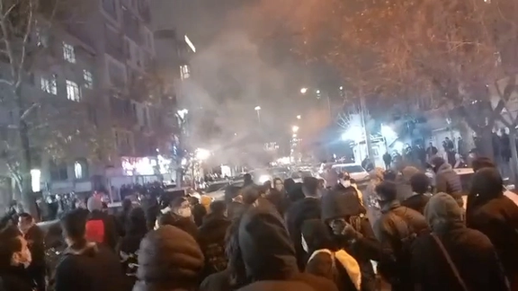 گاردین: معترضان ایران حکومت را آسیبپذیرتر از همیشه میدانند