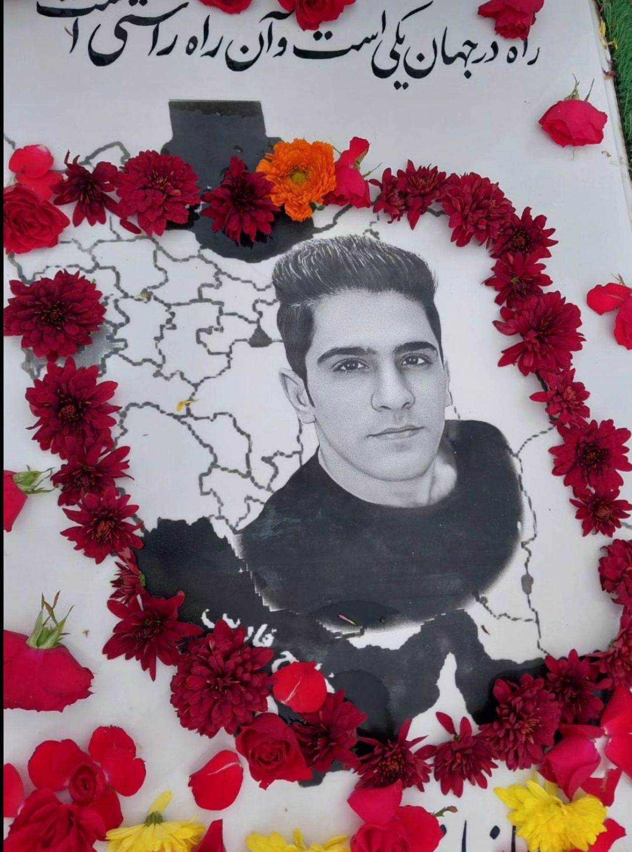 حضور بر مزار کشته‌شدگان خیزش انقلابی در آخرین پنج‌شنبه سال