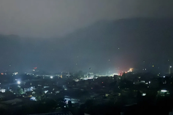 عکسی از مظفرآباد پایتخت کشمیر تحت کنترل پاکستان پس از حمله ۱۷ اردیبهشت ماه. هند میگوید به ۹ نقطه در این منطقه و پاکستان حمله کرده است