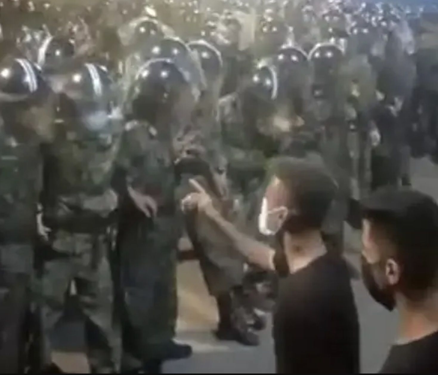 جمعی از هنرمندان تبعیدی: نیروهای سرکوب اسلحه‌ را زمین بگذارند و به مردم ایران بپیوندند