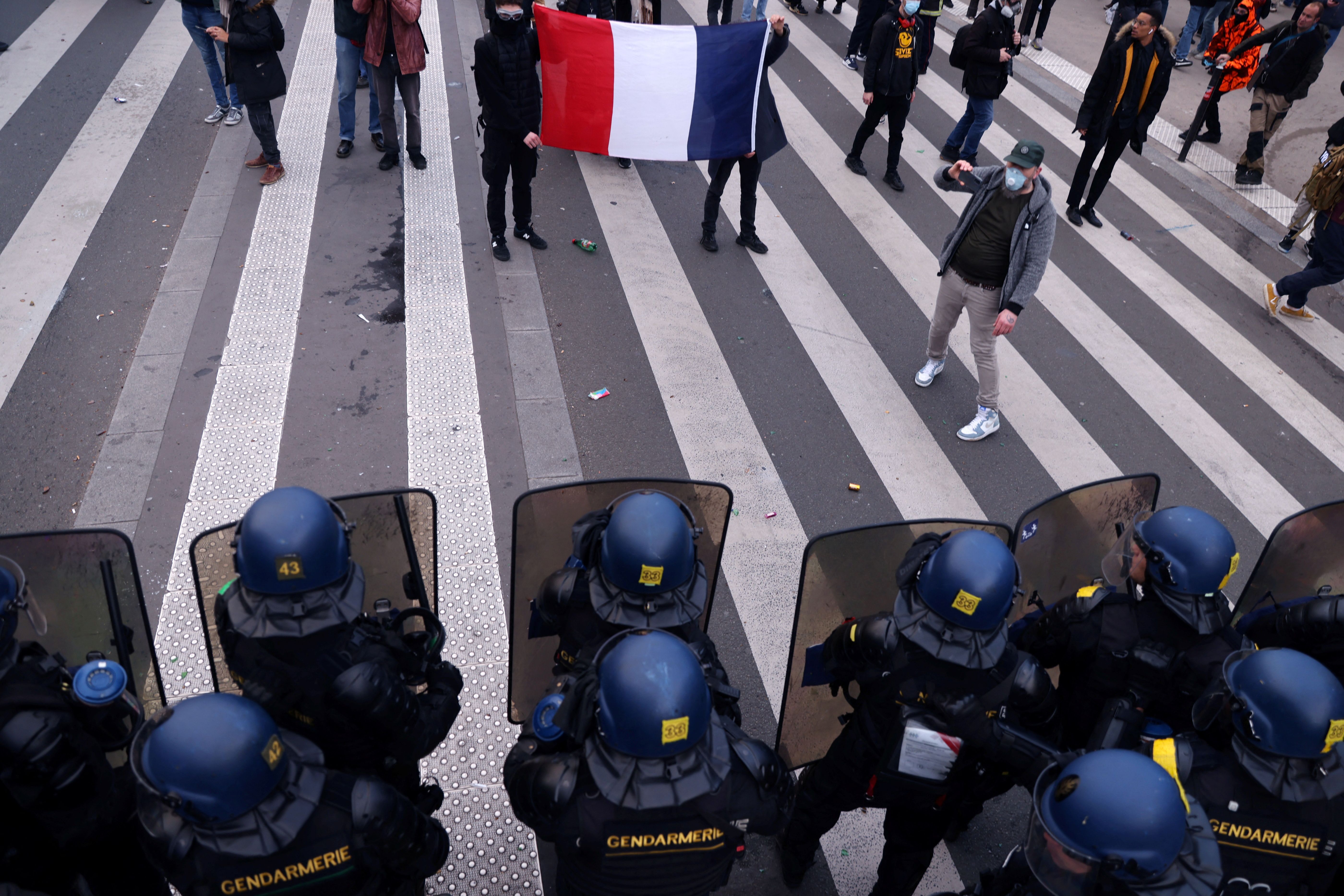 تداوم تظاهرات علیه قانون بازنشستگی با حضور هزاران معترض فرانسوی و نگرانی‌ از افزایش خشونت