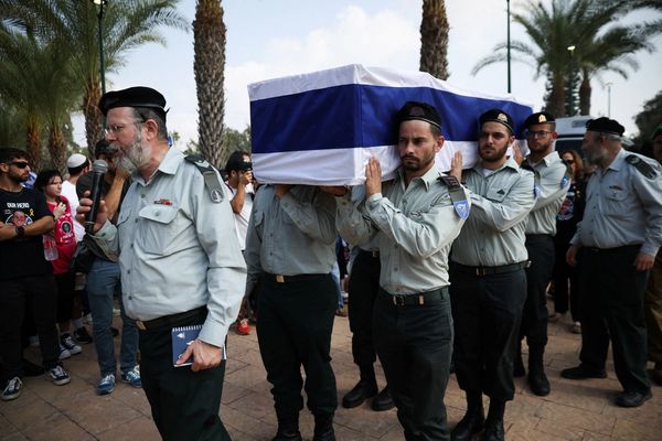 اسرائیل پیکر یک افسر کشتهشده خود را پس از ۱۱ سال از حماس تحویل گرفت