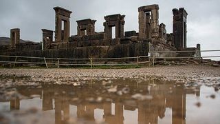 فرونشست زمین زیر پای بناهای تاریخی ایران را خالی میکند