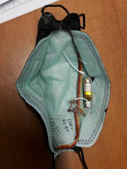 دانشآموزی که برای تقلب در امتحان در ماسکش میکروفون گذاشته بود لو رفت