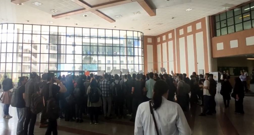 انتفاضة إيران: الطلاب يقودون الاحتجاجات.. وتهديدات أمنية لأسرهم.. وعقوبات جديدة ضد النظام