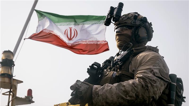 سربازان آمریکایی روی عرشه نفتکش با پرچم جمهوری اسلامی