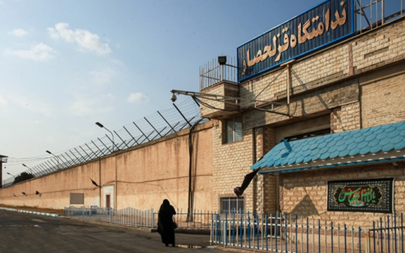 السلطات الإيرانية تنفذ عملية نقل عاجلة لـ 970 سجينًا داخل سجن قزل حصار
