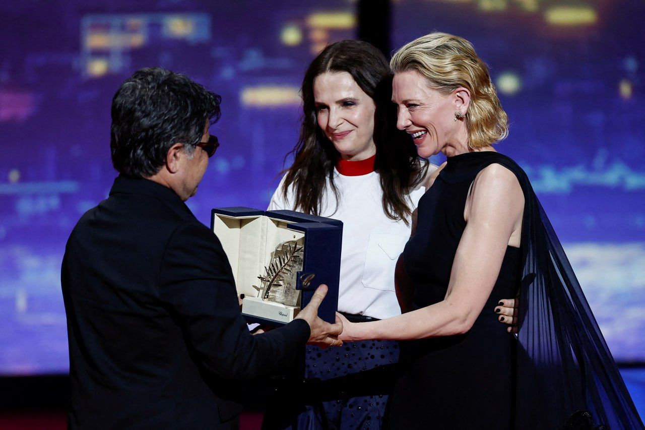 کیت بلانشت و ژولیت بینوش در حال گفت‌وگو با جعفر پناهی، پس از اهدای جایزه