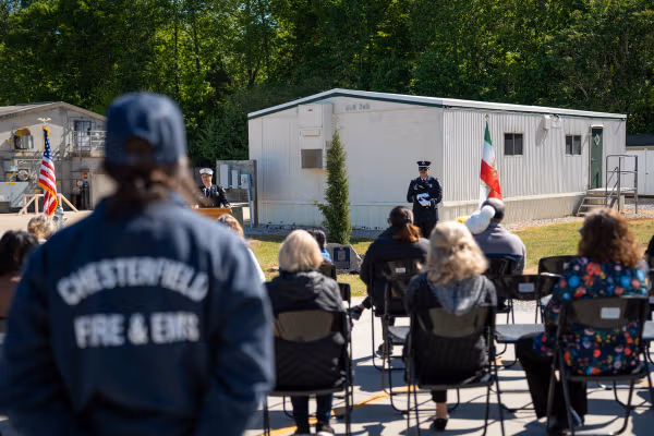 آتشنشانان آمریکا به حمید مهدوی، آتشنشانی که در انقلاب ملی جان باخت، ادای احترام کردند