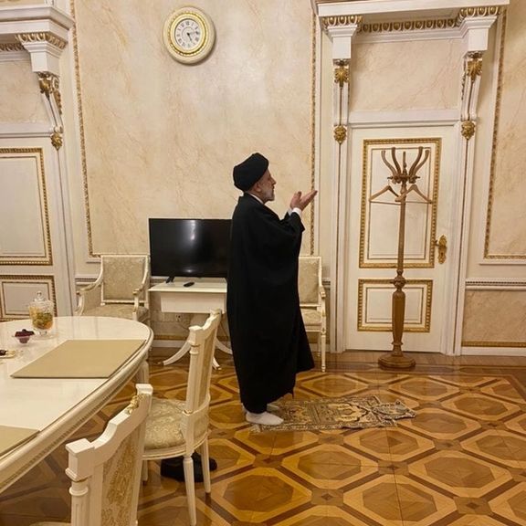 نماز خواندن ابراهیم رئیسی در کاخ کرملین در سفر به روسیه